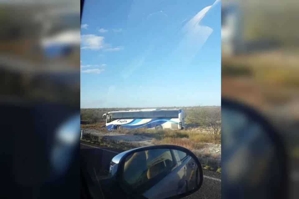 camionpasajeros Pasajeros se llevan susto al salirse camión de la carretera