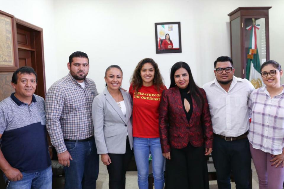 jugadorafut2 Recibe Alcaldesa Armida Castro a jugadora del Club América originaria de Los Cabos