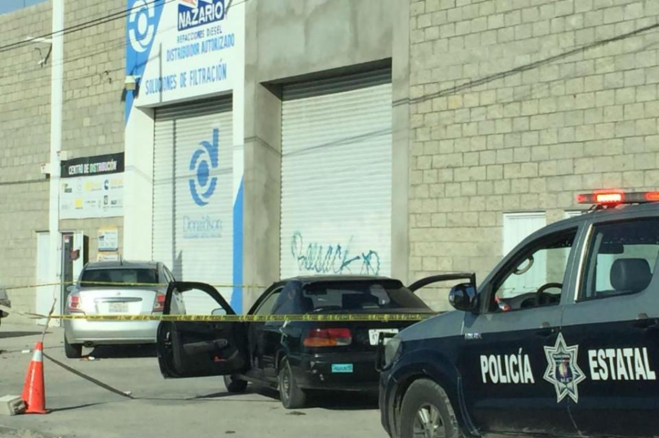 robobolso Detienen a ladrones que arrebataron bolso a mujer afuera de tienda Ley de Camino Real