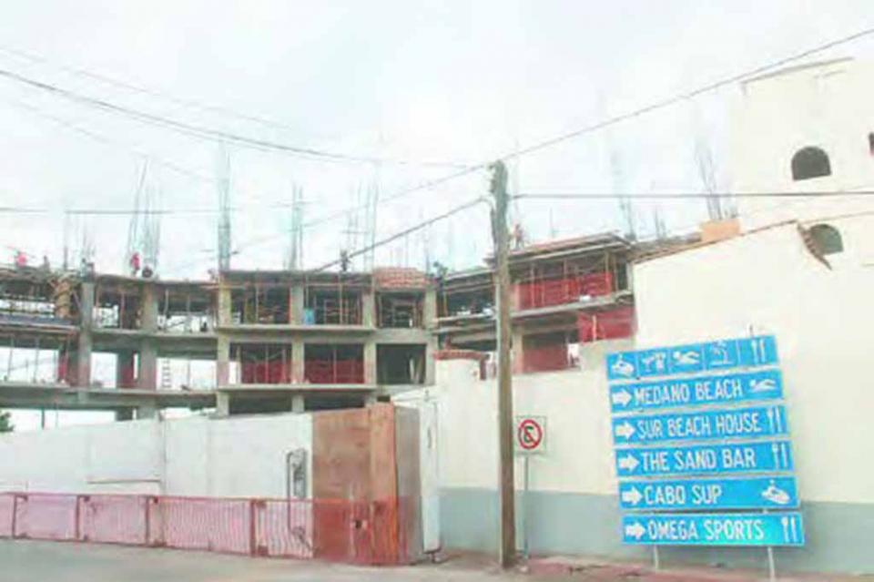 Construyen con presunta licencia falsa a un lado de hotel Me: Álvaro Ramírez Gálvez Construyen con presunta licencia falsa a un lado de hotel Me: Álvaro Ramírez Gálvez