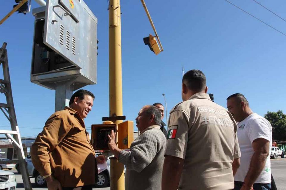 Ponen en operación 3 semáforos inteligentes en La Paz Ponen en operación 3 semáforos inteligentes en La Paz