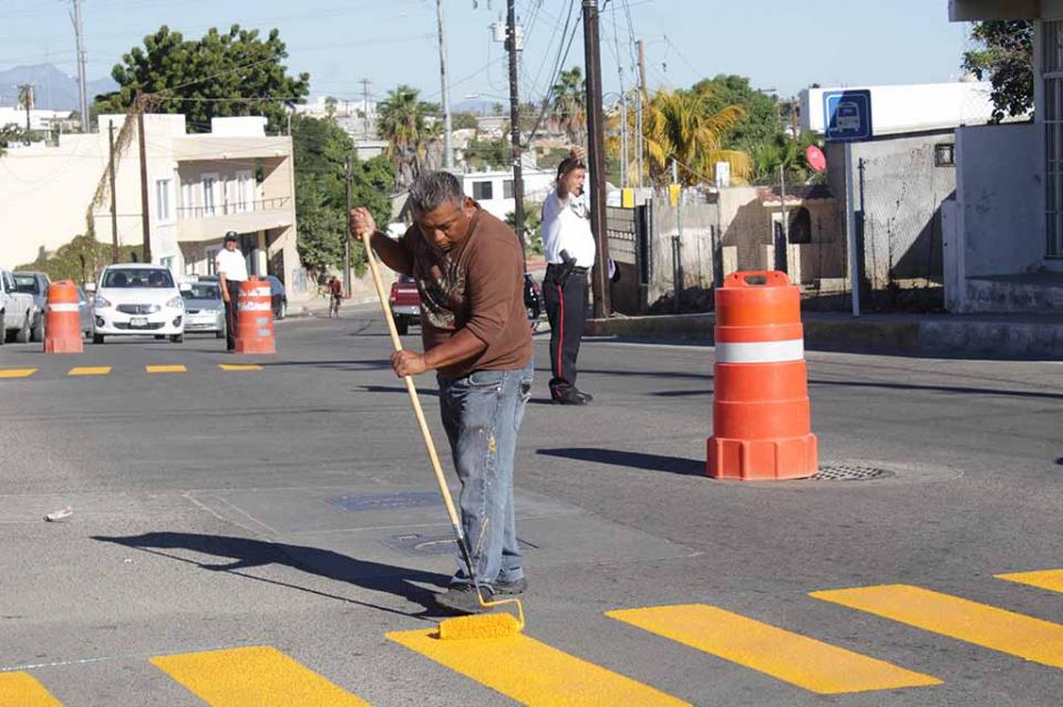 Dan mantenimiento a pasos peatonales en escuelas de Los Cabos Dan mantenimiento a pasos peatonales en escuelas de Los Cabos
