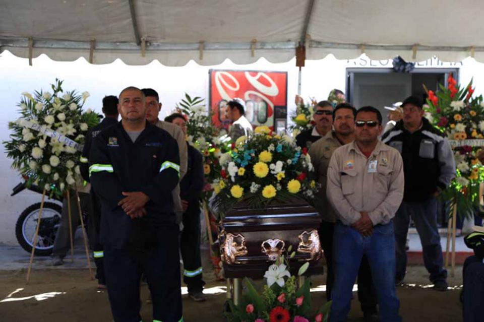 Rinden homenaje de cuerpo presente a Francisco Alucano González Rinden homenaje de cuerpo presente a Francisco Alucano González