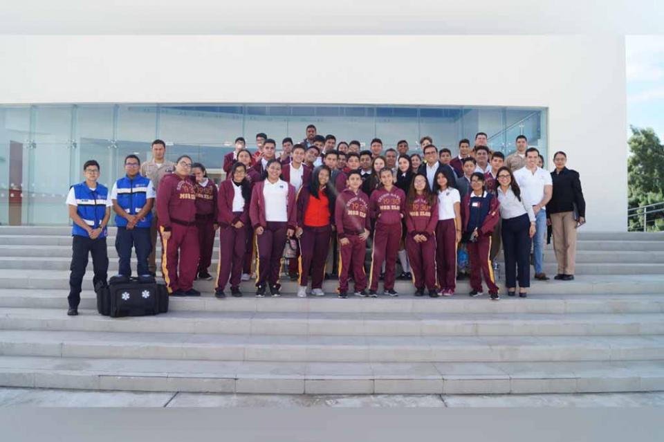 Jóvenes estudiantes visitaron la Escuela de Aviación Naval en La Paz Jóvenes estudiantes visitaron la Escuela de Aviación Naval en La Paz