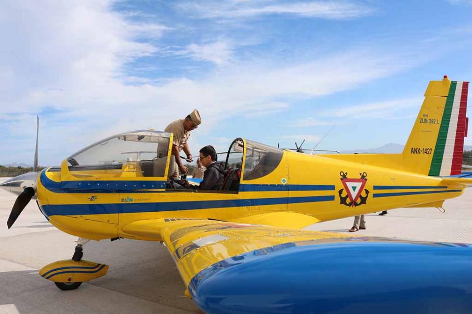 Programa Ruta de las Instituciones lleva a alumnos de secundaria a la escuela de Aviación Naval: SEP Programa Ruta de las Instituciones lleva a alumnos de secundaria a la escuela de Aviación Naval: SEP