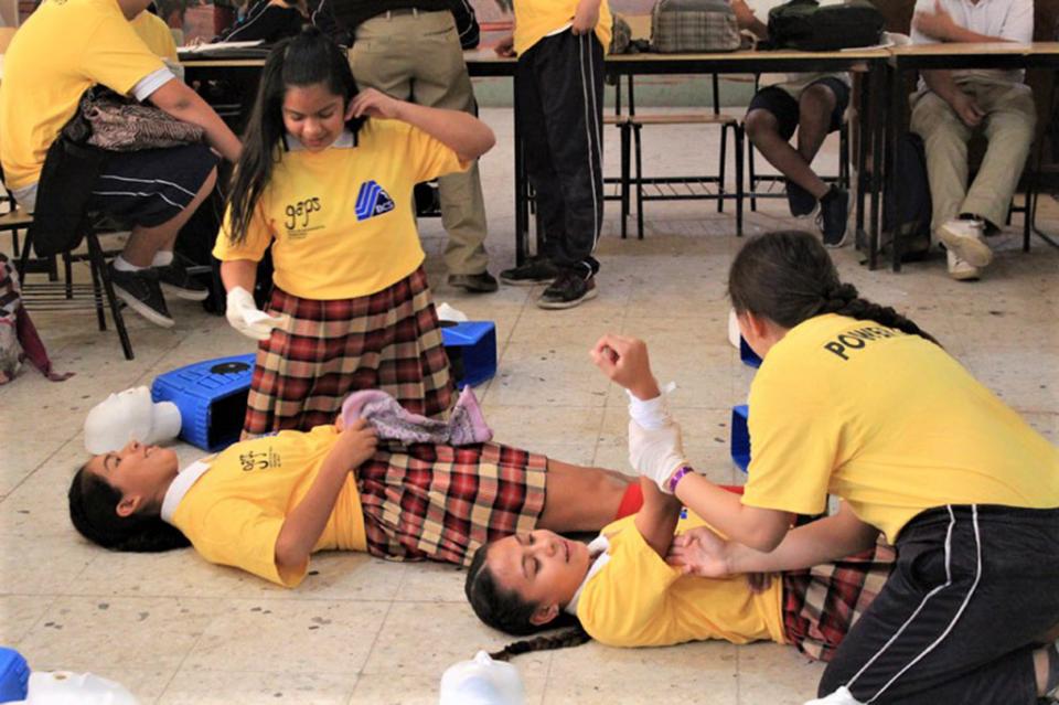 Se capacita a jóvenes paceños en primeros auxilios Se capacita a jóvenes paceños en primeros auxilios