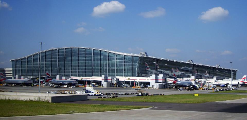 aeropuertolondres Policía investiga si drones en aeropuertos de Londres están vinculados