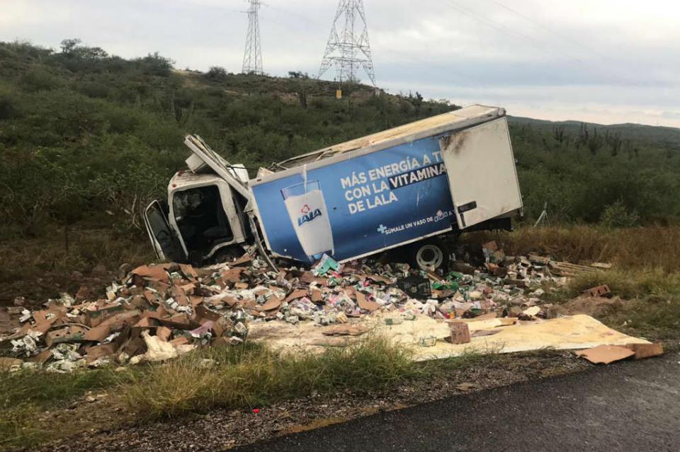 camiondelechelala Lluvias provocan salidas de camino y volcaduras de vehículos en carreteras de La Paz y Los Cabos