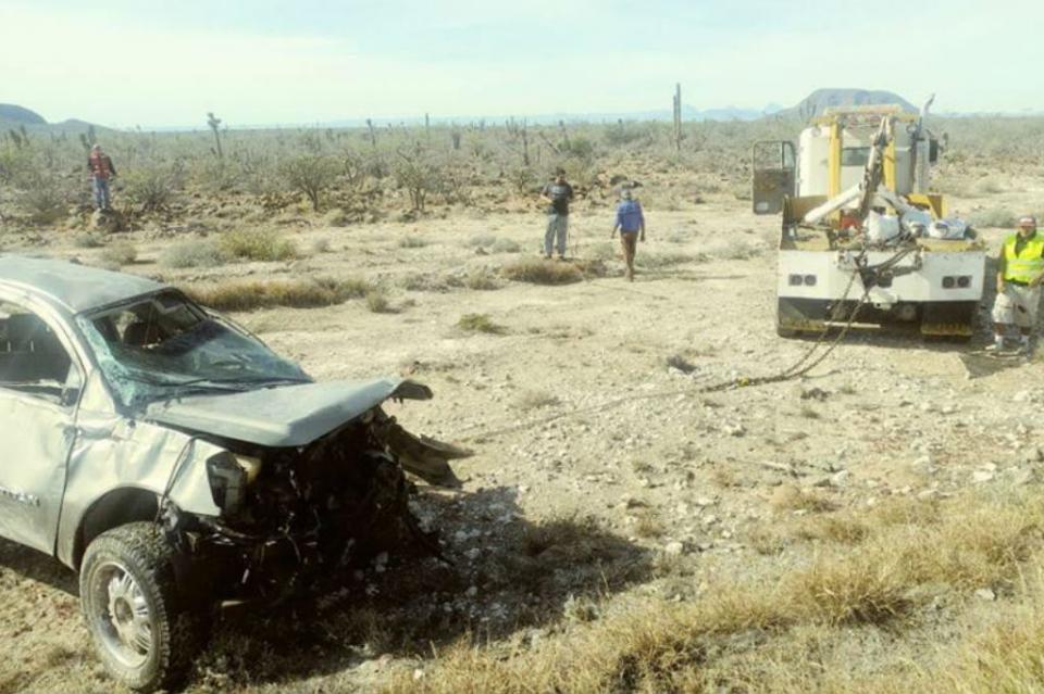 choqueguerreronegro Tras choque, sale expulsado de su auto y muere en carretera a Guerreo Negro