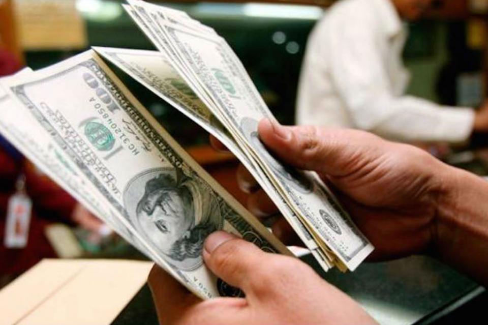dolar2 Dólar inicia la semana en 19.67 pesos en terminal aérea capitalina