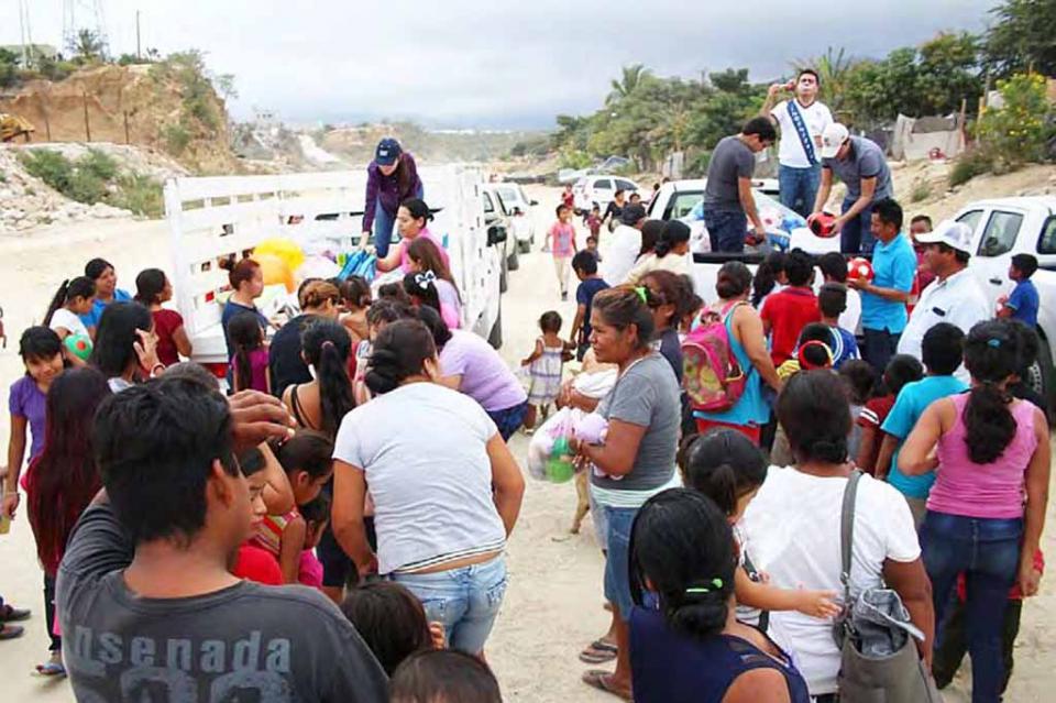 Entregan mil 400 juguetes a niños necesitados Entregan mil 400 juguetes a niños necesitados