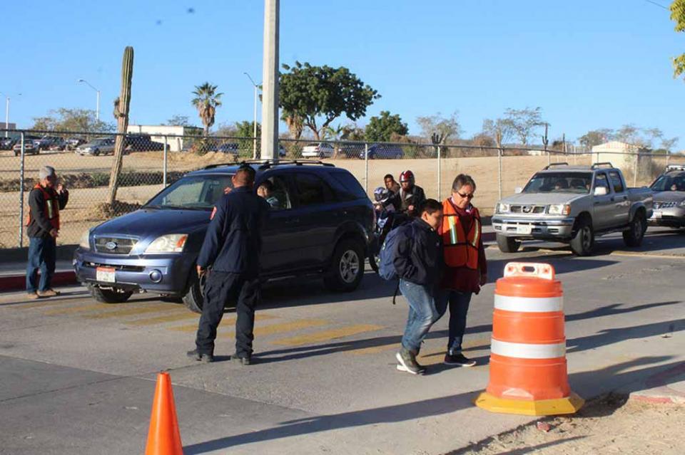 En Los Cabos, padres de familia colaboran para prevenir accidentes viales En Los Cabos, padres de familia colaboran para prevenir accidentes viales