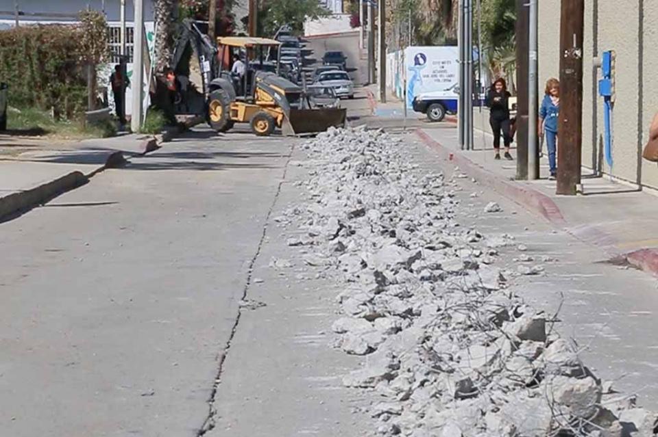 Trabaja Oomsapas Los Cabos sobre la calle Coronado para evitar derrames de aguas negras Trabaja Oomsapas Los Cabos sobre la calle Coronado para evitar derrames de aguas negras
