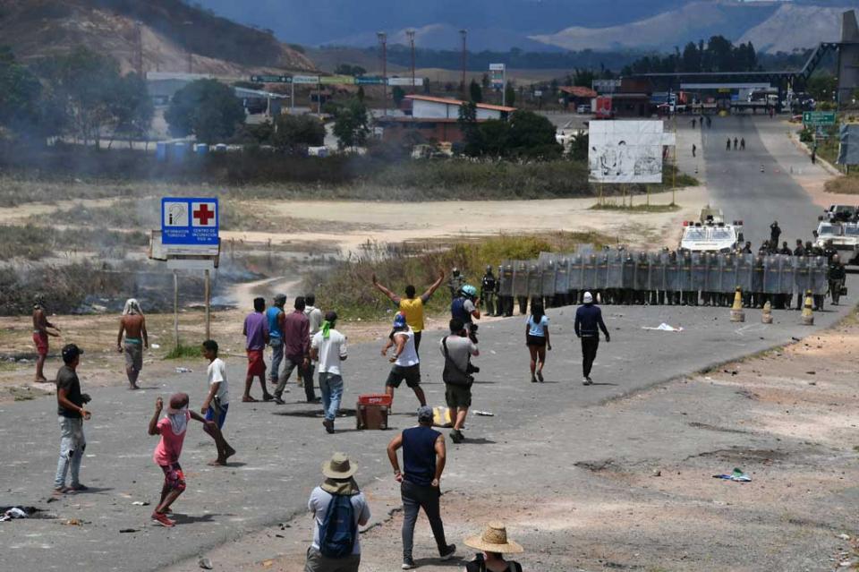 Manifestantes se enfrentan nuevamente a militares venezolanos en frontera brasileña Manifestantes se enfrentan nuevamente a militares venezolanos en frontera brasileña