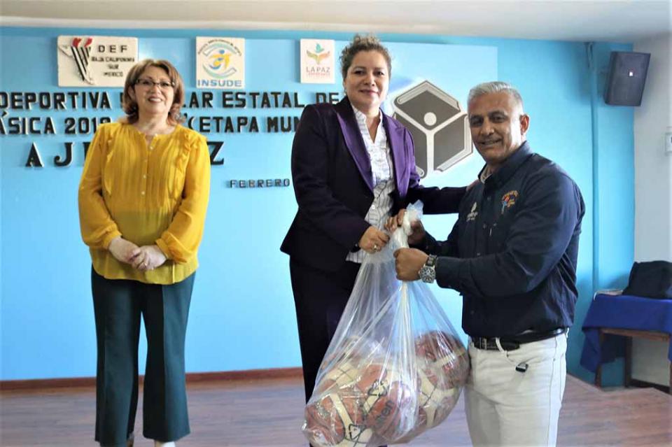 Entrega SEP material deportivo para 12 mil alumnos de primarias de BCS Entrega SEP material deportivo para 12 mil alumnos de primarias de BCS