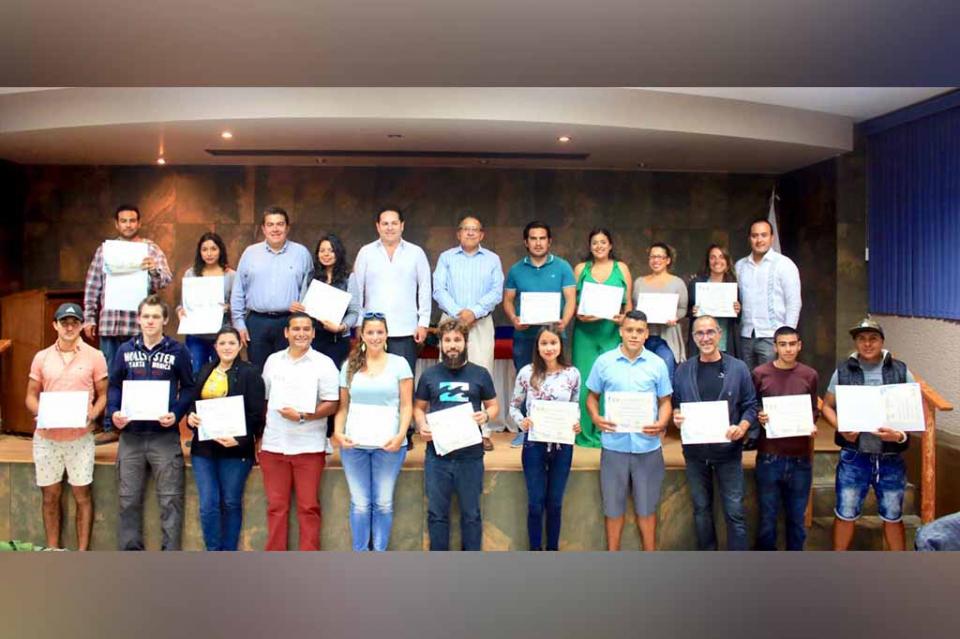 Entrega SETUES constancias para guías de turistas Entrega SETUES constancias para guías de turistas