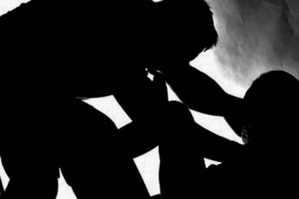 abusosexual Niño pide ayuda desde el balcón de su casa para su mamá que era agredida