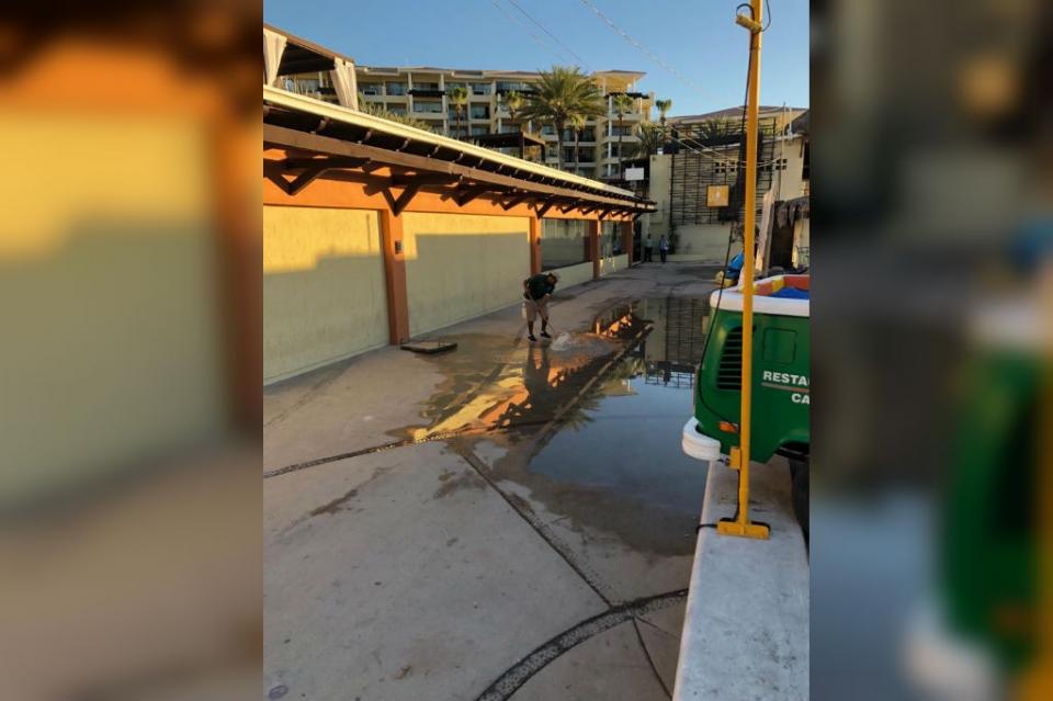 aguasnegrasmedano Fuerte encharcamiento de aguas residuales en andador de El Médano es depositado al mar