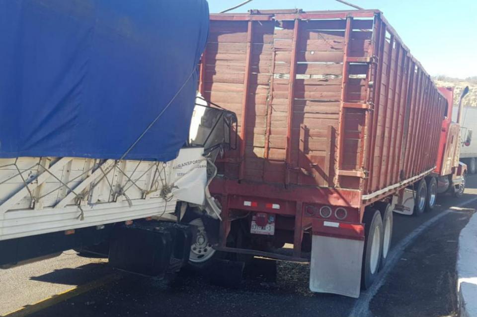 choquecamionesdecarga2 Choque por alcance entre dos camiones de carga en carretera La Paz-Constitución