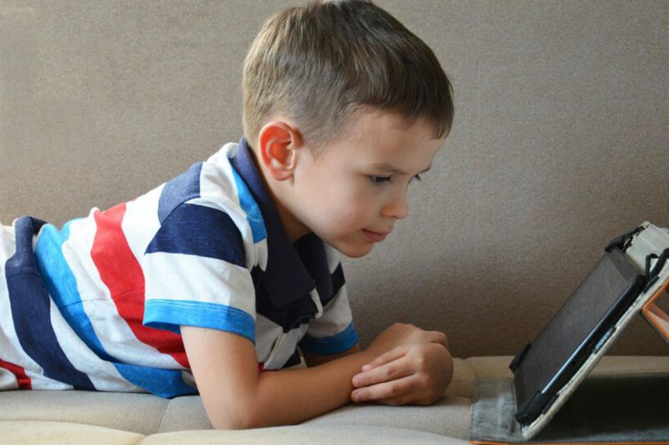 niñocontablet Aumentan casos de miopía en jóvenes y niños por exposición a pantallas