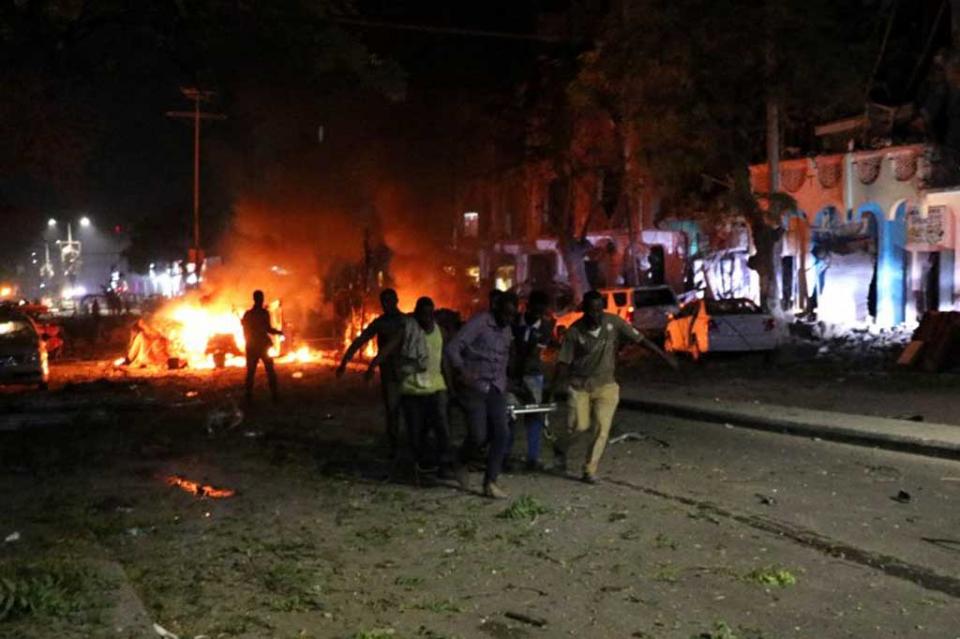 Atentado con bomba en Mogadiscio deja al menos 29 muertos y 80 heridos Atentado con bomba en Mogadiscio deja al menos 29 muertos y 80 heridos