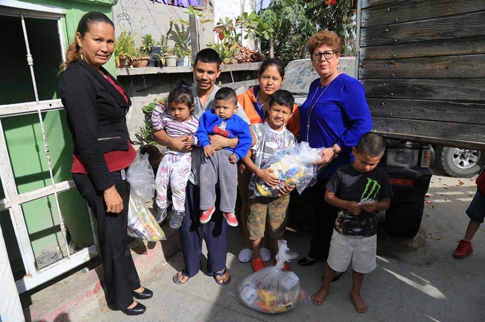 Entrega DIF Los Cabos apoyos a la familia afectada por incendio de vivienda Entrega DIF Los Cabos apoyos a la familia afectada por incendio de vivienda