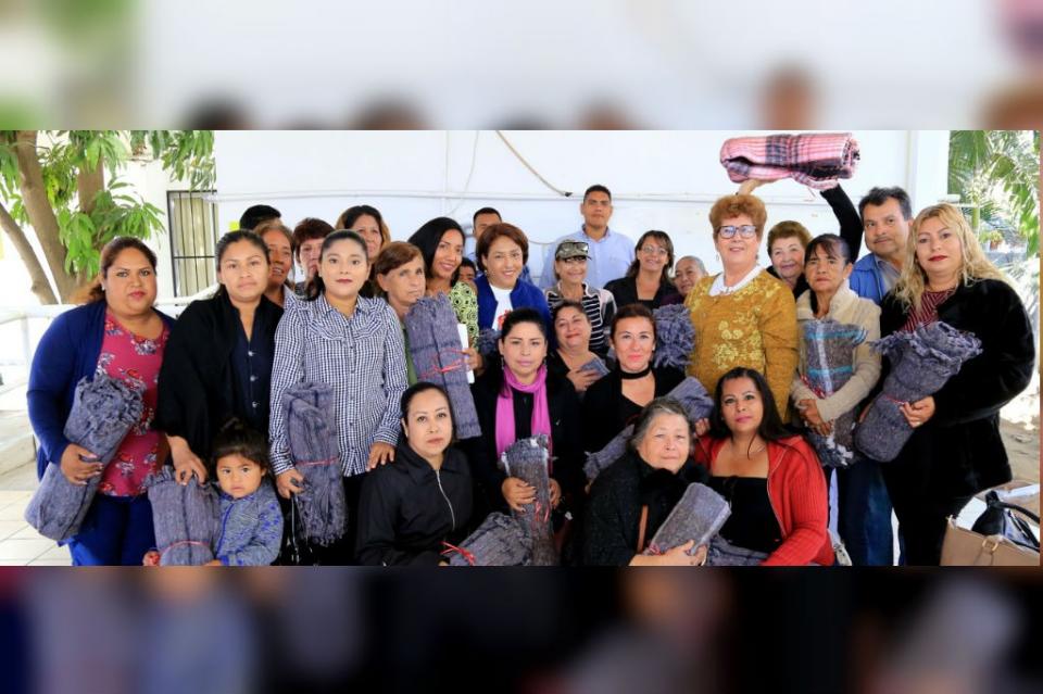 dif2 Entrega DIF Los Cabos cobijas dentro del programa “Abriga a Una Familia”