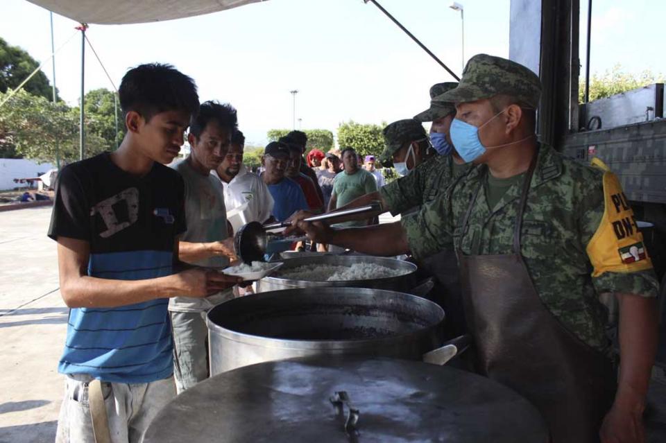 Ejército brinda alimentos a migrantes varados en Mapastepec, Chiapas Ejército brinda alimentos a migrantes varados en Mapastepec, Chiapas