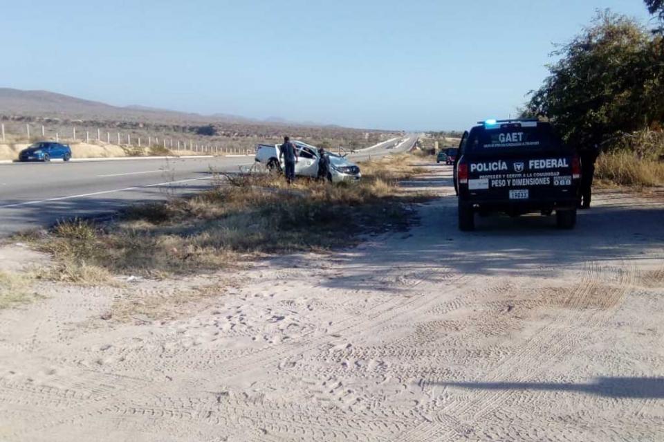 Vuelca camioneta del Gobierno del Estado pasando poblado de Elías Calles Vuelca camioneta del Gobierno del Estado pasando poblado de Elías Calles