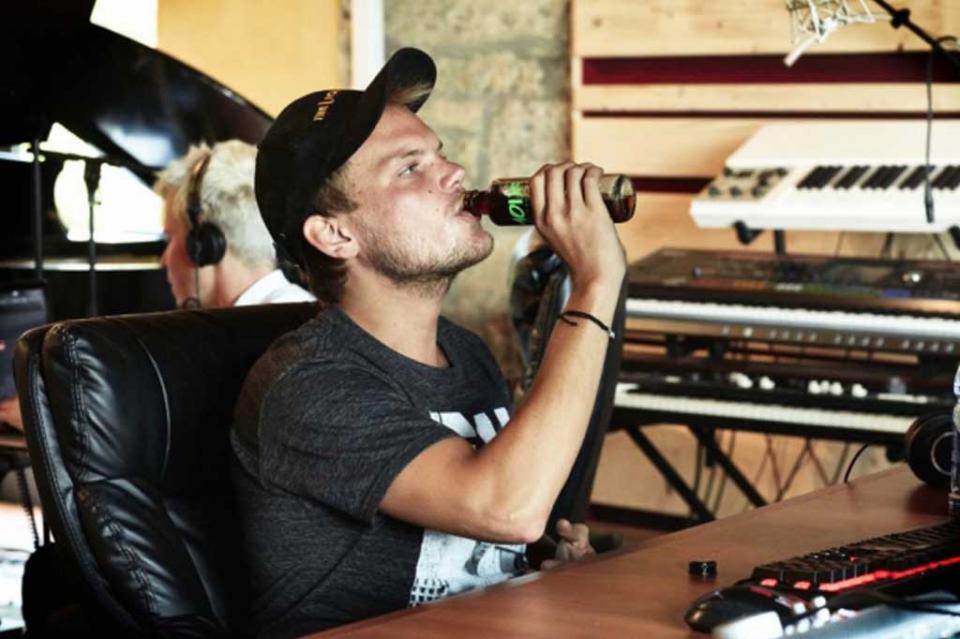 Familia revela detalles de “Tim”, álbum póstumo en honor al DJ Avicii Familia revela detalles de “Tim”, álbum póstumo en honor al DJ Avicii