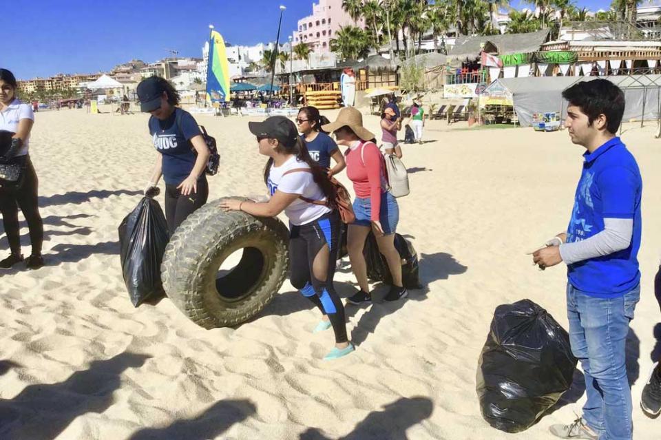 Alumnos de UABCS Los Cabos realizan labor social en Playas de CSL Alumnos de UABCS Los Cabos realizan labor social en Playas de CSL