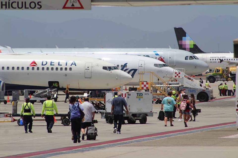 Crecimiento del 17% en asientos de avión en Los Cabos por Semana Santa; se espera llegada de 160 mil turistas nacionales en abril: Esponda Crecimiento del 17% en asientos de avión en Los Cabos por Semana Santa; se espera llegada de 160 mil turistas nacionales en abril: Esponda