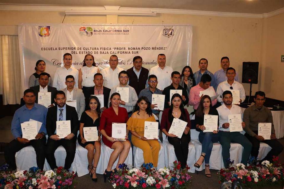 Realiza Escuela González Bocanegra primera Feria del Libro Entrega títulos profesionales ESCUFI