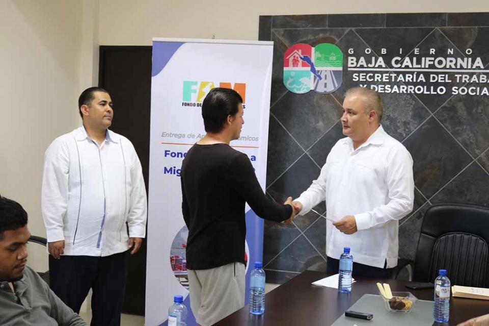 Otorga la Secretaría del Trabajo y Desarrollo Social apoyos a migrantes repatriados Otorga la Secretaría del Trabajo y Desarrollo Social apoyos a migrantes repatriados