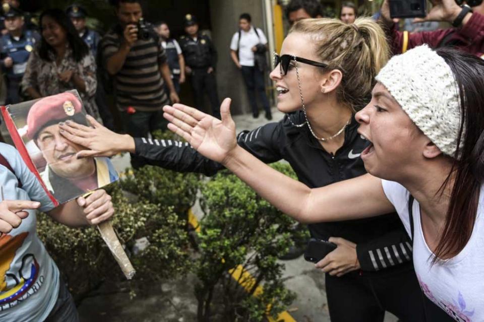 Tensión entre manifestantes se vive frente a la embajada de Venezuela Tensión entre manifestantes se vive frente a la embajada de Venezuela en México