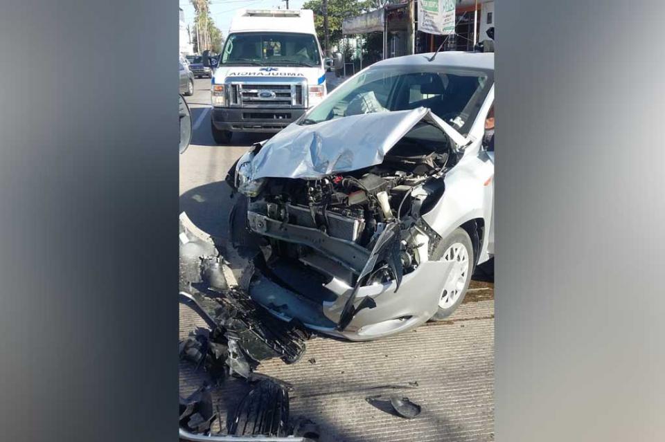 Por no respetar el alto chocan en Las Arboledas en La Paz Por no respetar el alto chocan en Las Arboledas en La Paz