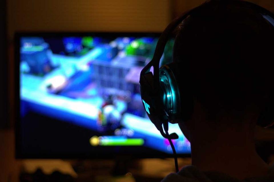 Niño boliviano se gasta USD 1.500 robados a su hermana en videojuegos Niño boliviano se gasta USD 1.500 robados a su hermana en videojuegos
