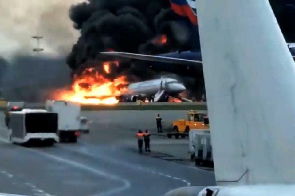 Un avión de pasajeros se incendia en Moscú, hay varios heridos Un avión de pasajeros se incendia en Moscú, trece muertos