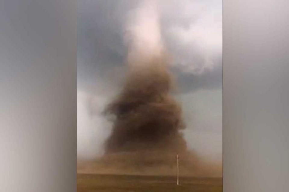 Tornado en Rumania destruye casas y levanta autobús de pasajeros Tornado en Rumania destruye casas y levanta autobús de pasajeros