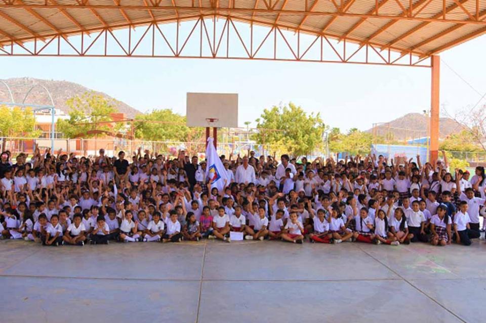 Entrega ICATEBCS lábaro estatal a alumnos y personal de escuelas de BCS Entrega ICATEBCS lábaro estatal a alumnos y personal de escuelas de BCS