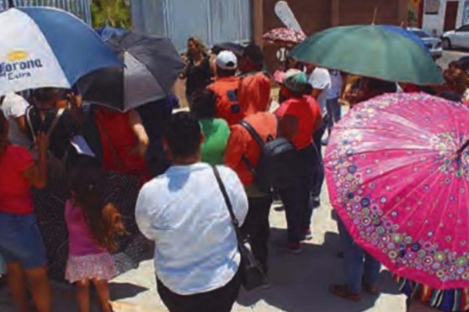 Manifestación de padres de familia en colegio de GAP, piden que maestros despedidos sean reinstalados Manifestación de padres de familia en colegio de GAP, piden que maestros despedidos sean reinstalados