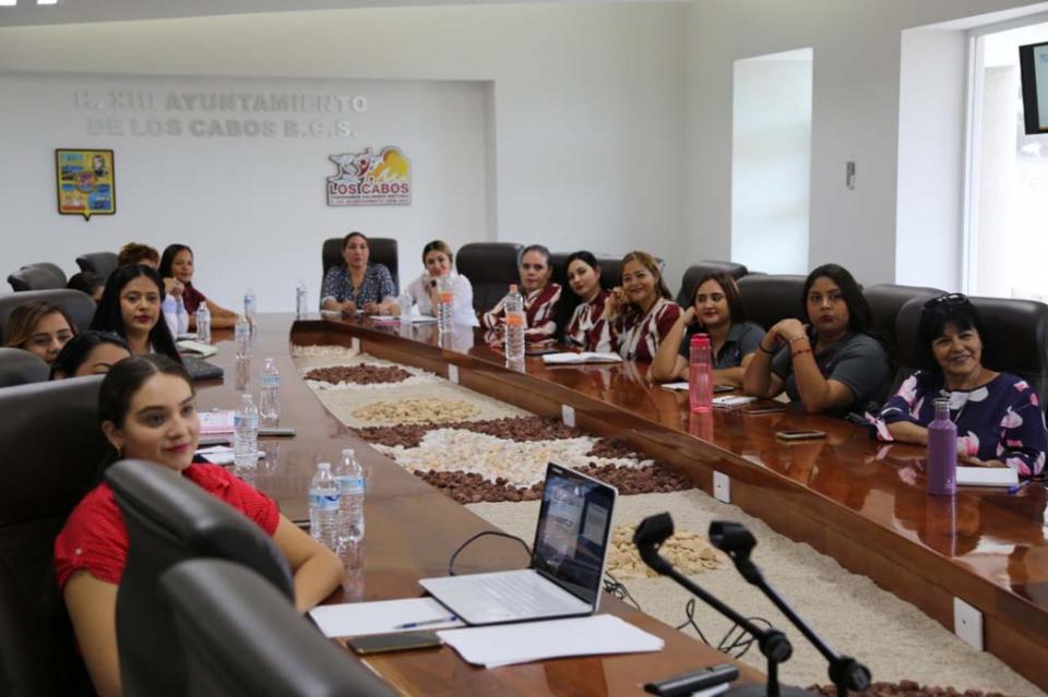 Servidores Públicos más capacitados para brindar atención a la ciudadanía: Recursos Humanos Servidores Públicos más capacitados para brindar atención a la ciudadanía: Recursos Humanos