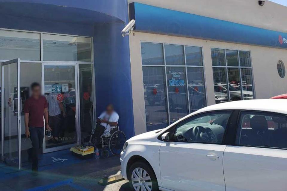 Encapuchado asalta con violencia banco en La Paz Encapuchado asalta con violencia banco en La Paz