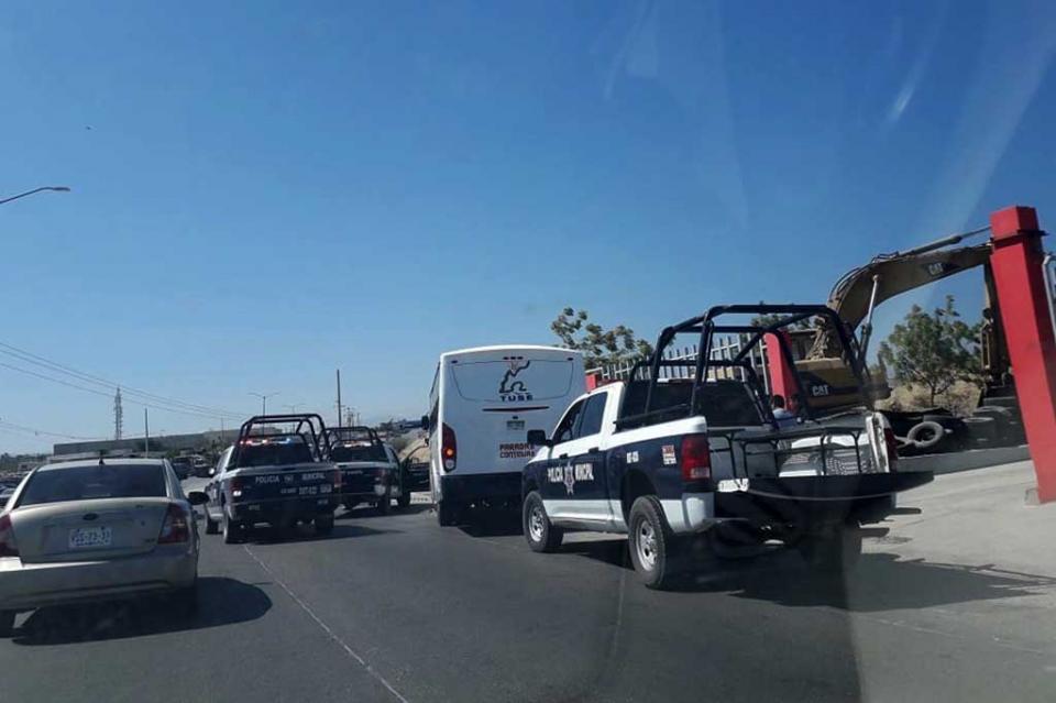 Choca camión urbano contra muro de lote de carros en Cabo San Lucas Choca camión urbano contra muro de lote de carros en Cabo San Lucas