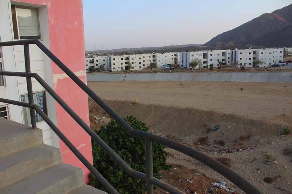 Esperan vecinos de Puerto Nuevo que AMLO vea sus edificios habitacionales en medio de arroyos Esperan vecinos de Puerto Nuevo que AMLO vea sus edificios habitacionales en medio de arroyos