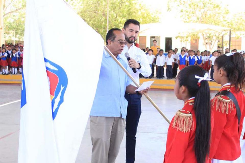 Con abanderamientos escolares se construye ciudadanía en BCS: George Flores Con abanderamientos escolares se construye ciudadanía en BCS: George Flores
