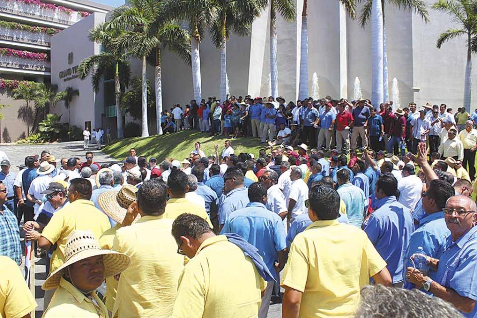 Gremios de taxistas piden a AMLO sacar a Uber del estado: Ernesto Parrilla Rodríguez Gremios de taxistas piden a AMLO sacar a Uber del estado: Ernesto Parrilla Rodríguez