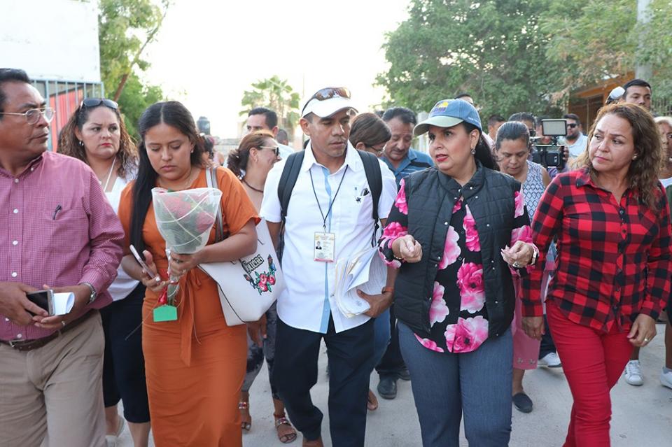Alcaldesa de Los Cabos escucha de cerca las necesidades de Vecinos De Villas La Joya Alcaldesa de Los Cabos escucha de cerca las necesidades de Vecinos de Villas La Joya