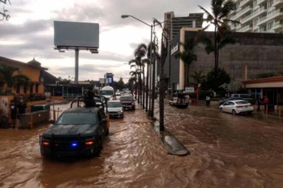 Lluvias dejan inundaciones, cierre del puerto y un fallecido en Mazatlán Lluvias dejan inundaciones, cierre del puerto y un fallecido en Mazatlán