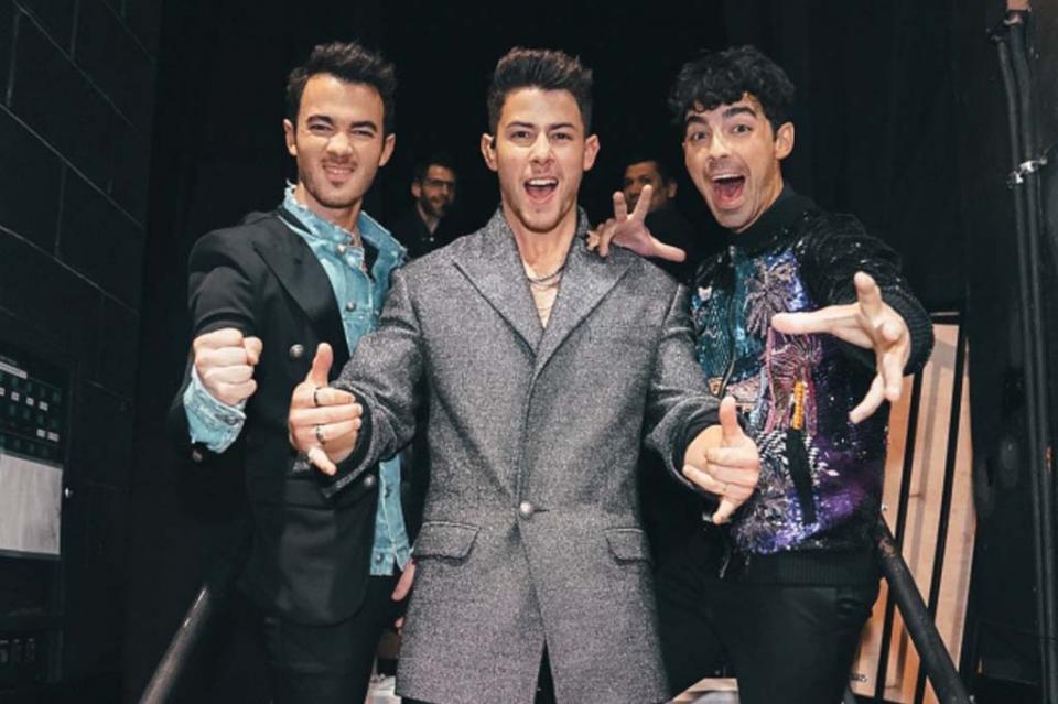 Tras una década, Jonas Brothers se reencontrarán con fans de México Jonas Brothers y Karol G estrenan video de “X”, grabado a la distancia